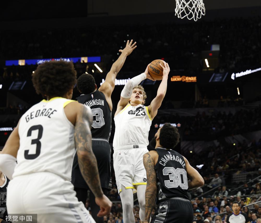 东契奇45+11字母哥24+12+9 湖人不敌雄鹿遭3连败.