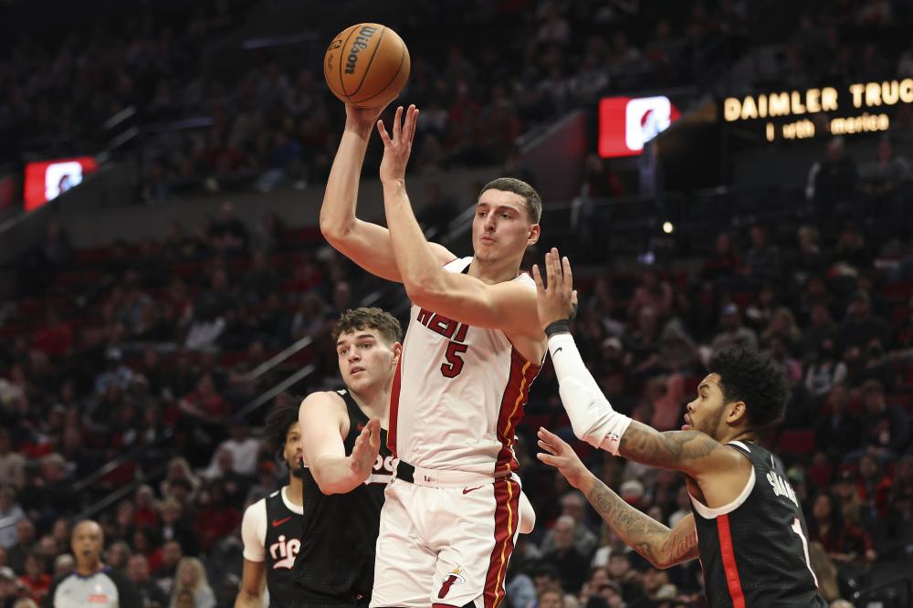 【和平精英】常规赛颁奖仪式选手采访：派大兴雷捡的比较多 麋鹿救队友减压