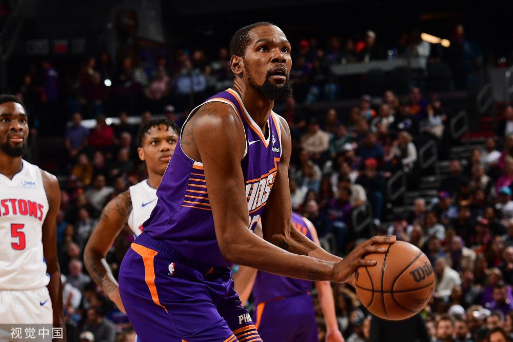 【和平精英】常规赛颁奖仪式选手采访：派大兴雷捡的比较多 麋鹿救队友减压